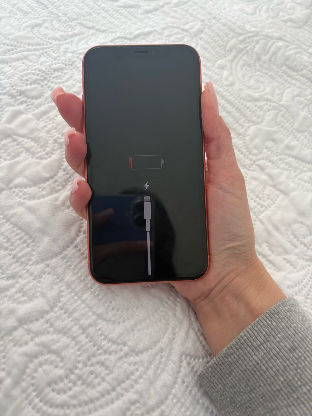 IPHONE XR IN ORANGE COLOR
UNLOCKED
 WORKS BUT BATTERY PROBLEM - Picture 6 of 7